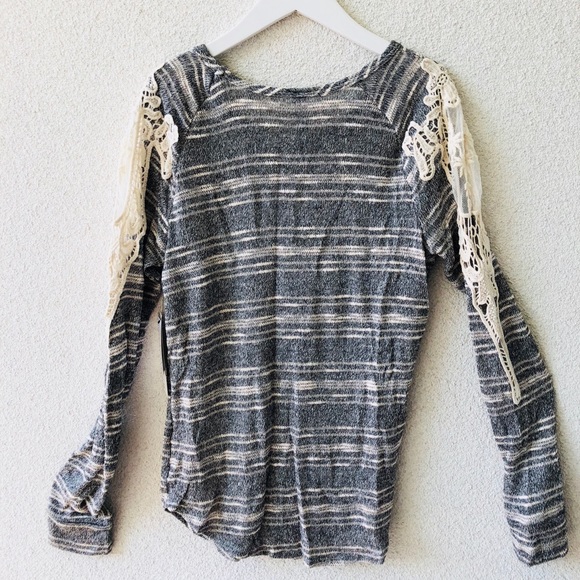 🌍 Lord&taylor gray embroidered sleeves top NWT M - Picture 4 of 4
